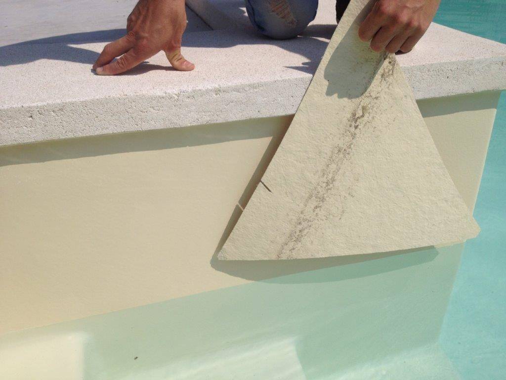 Rénovation de piscine par un revêtement polyester.