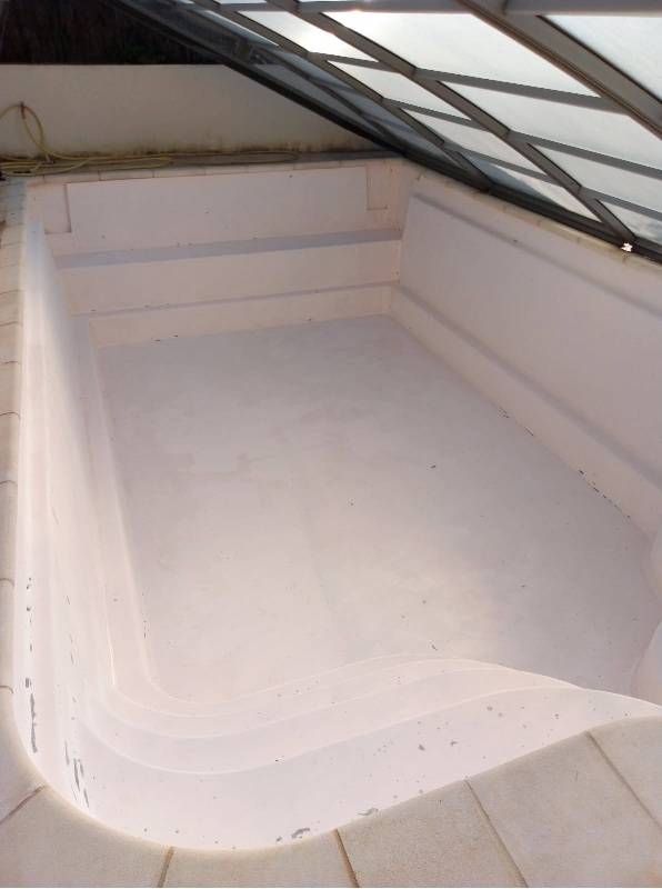 Rénovation d'une piscine en polyester de plus de 20 ans à La Seyne sur Mer prés de Six Fours les Plages dans le Var