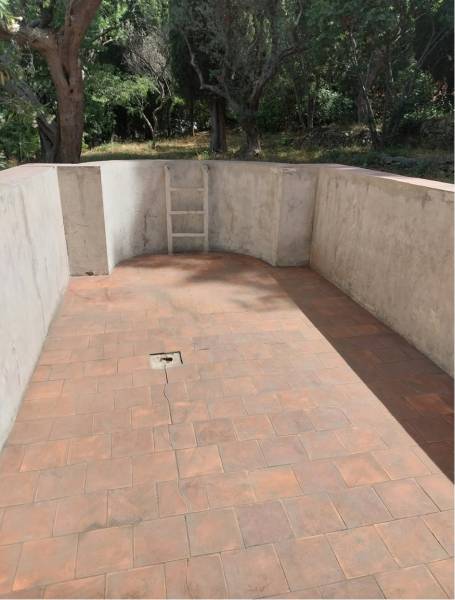 Rénovation d'un vieux bassin en résine polyester à Toulon prés de La Valette dans le Var.