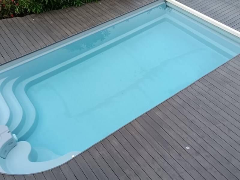 Piscine coque polyester 8.10m * 3.80m à Agay prés de St Raphael dans le Var