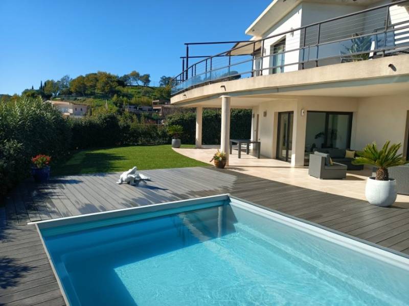 Piscine coque polyester 8.10m * 3.80m à Agay prés de St Raphael dans le Var