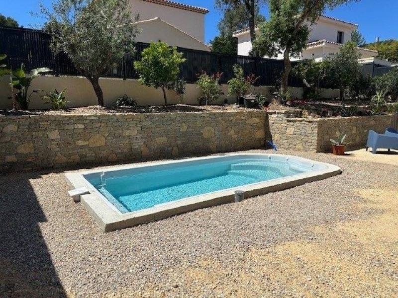 Sarah La piscine sans permis à Six Fours les plages prés de Bandol dans le Var