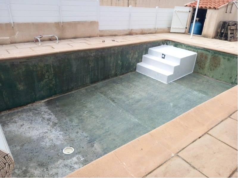 Pose d’un escalier en composite pour une piscine coque