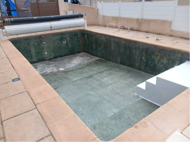 Pose d’un escalier en composite pour une piscine coque