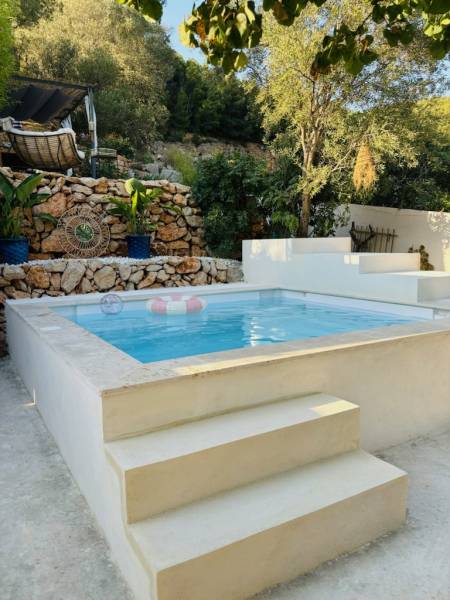 Piscine carré MINA sans permis à Cogolin prés de St Tropez dans le Var. Un petit coin de paradis.
