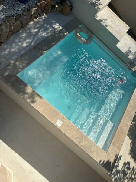 Piscine carré MINA sans permis à Cogolin prés de St Tropez dans le Var. Un petit coin de paradis.