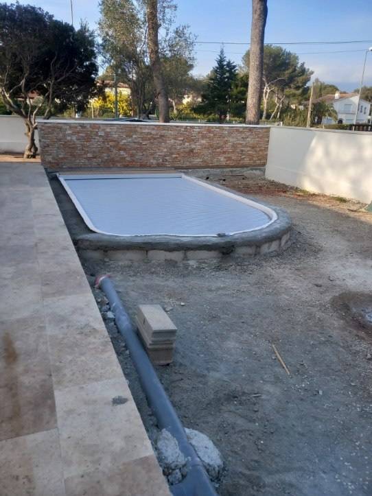 Piscine avec volet automatique immergé à Saint Raphael prés de Puget sur Argens dans le Var