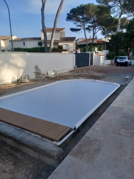 Piscine avec volet automatique immergé à Saint Raphael prés de Puget sur Argens dans le Var