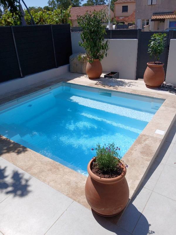 installation d’une mini piscine à coque de moins de 10 m² à Sanary-sur-Mer, proche de Six-Fours-les-Plages par un fabricant de piscine installé dans le var