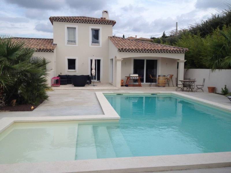 Réalisation d'un revêtement polyester sur piscine en béton.