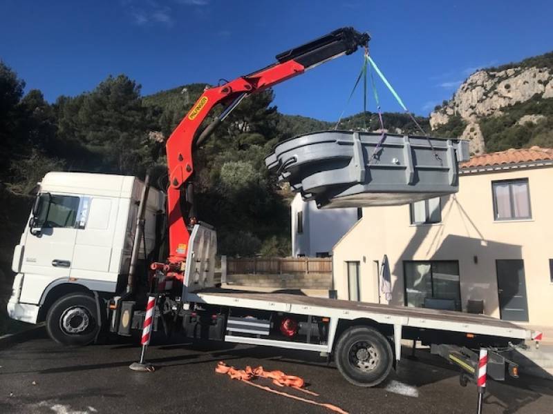 Livraison d'une piscine coque au Revest les eaux prés de Toulon dans le var