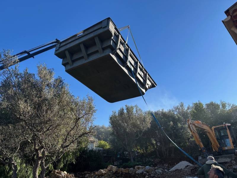 Livraison d'une piscine polyester KELIA 680 à Toulon près de la Seyne sur mer dans le Var