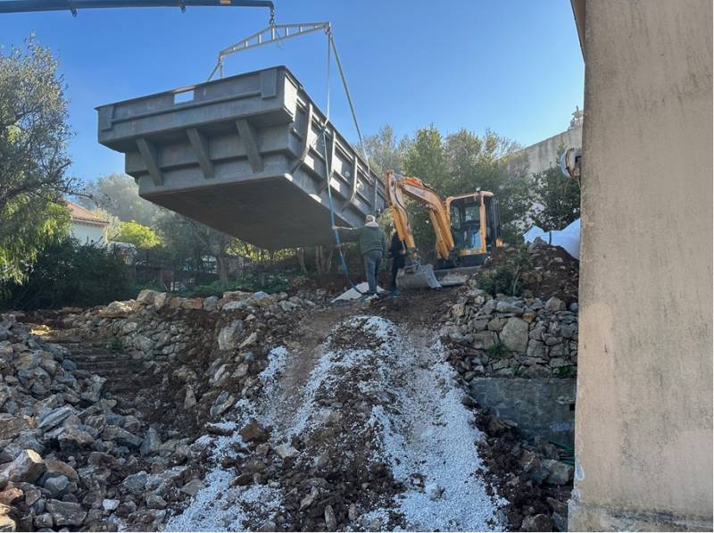 Livraison d'une piscine polyester KELIA 680 à Toulon près de la Seyne sur mer dans le Var