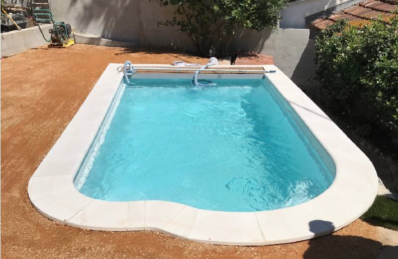 Piscine coque prêt à plonger var
