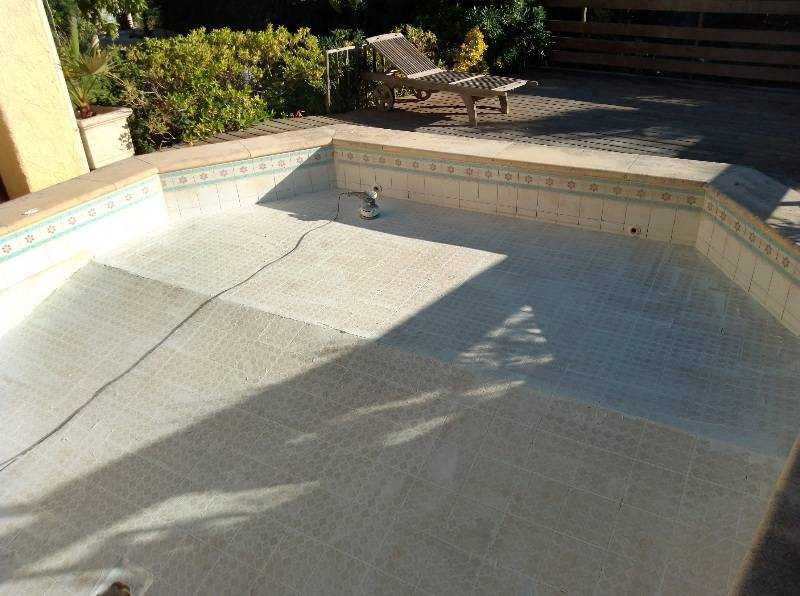 Rénovation d'une piscine en béton au Pradet prés de Carqueiranne dans le Var