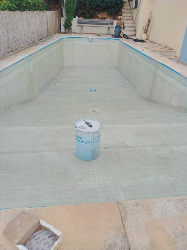 Rénovation d'une piscine en béton au Pradet prés de Carqueiranne dans le Var