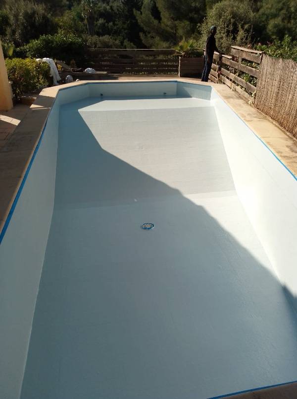 Rénovation d'une piscine en béton au Pradet prés de Carqueiranne dans le Var