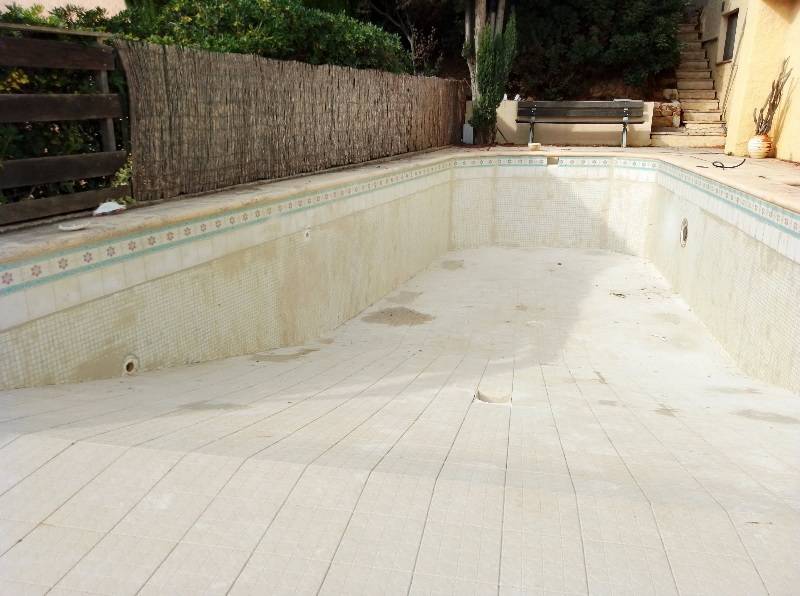 Rénovation d'une piscine en béton au Pradet prés de Carqueiranne dans le Var