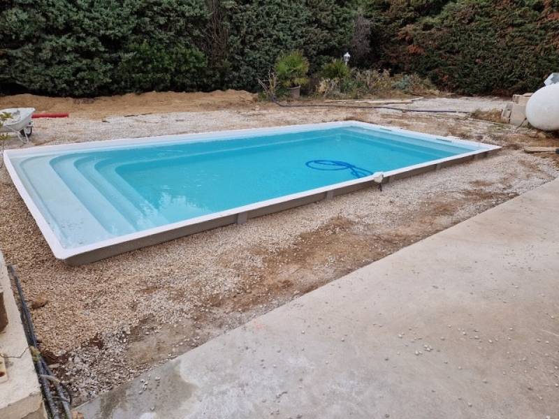 Piscine coque polyester Aqua 800 à Sanary sur Mer prés de Bandol dans le Var