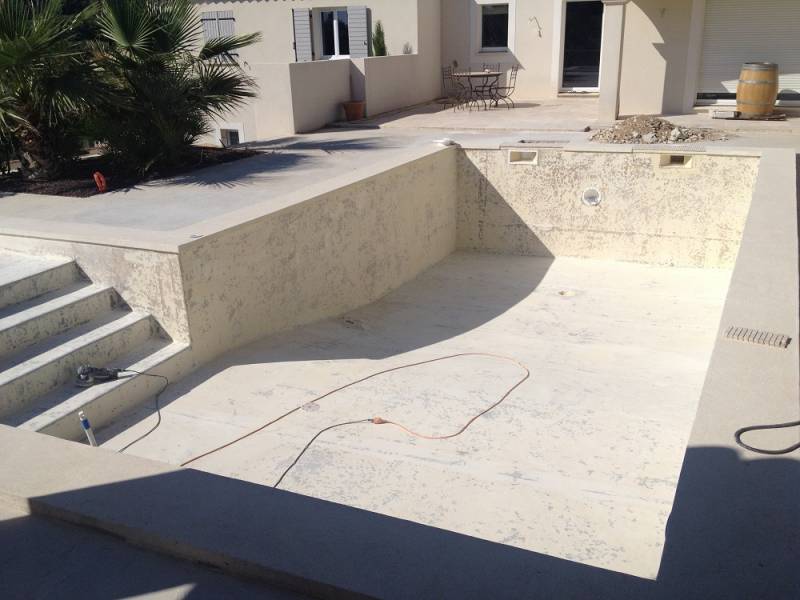 Renovation de piscine coque polyester dans le var