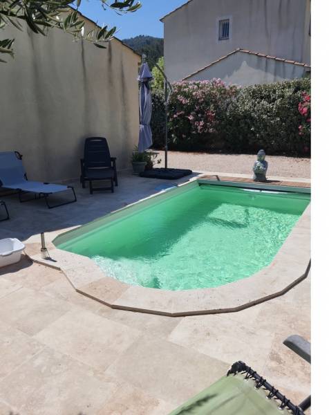 Coque piscine polyester avec volet automatique immergé dans le Var