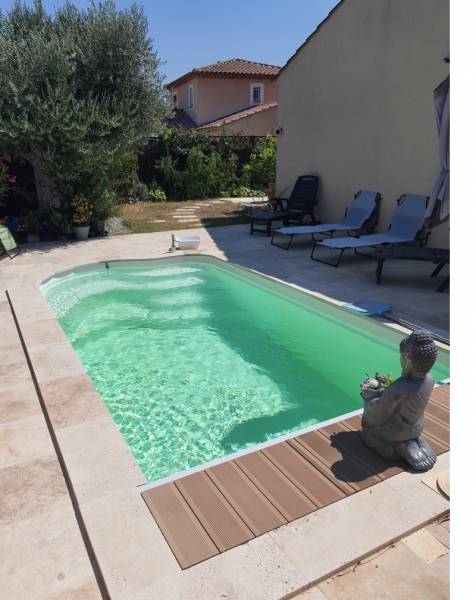 Coque piscine polyester avec volet automatique immergé dans le Var
