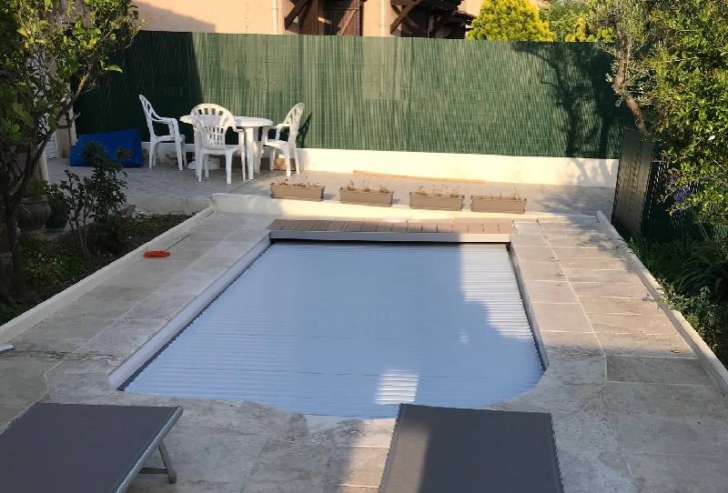 Couverture automatique immergée à Toulon dans le Var
