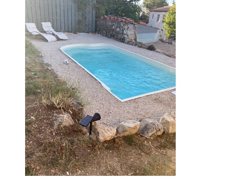 Piscine coque var à Salernes près de Lorgues dans le Var