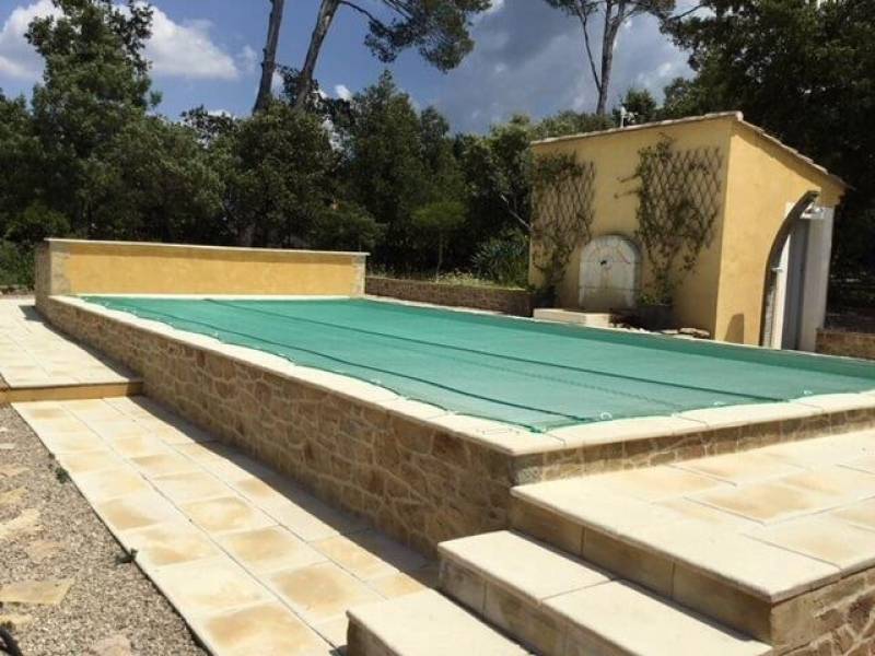 La couverture automatique de votre piscine en coque polyester dans le Var