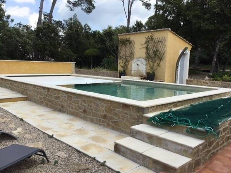 La couverture automatique de votre piscine en coque polyester dans le Var