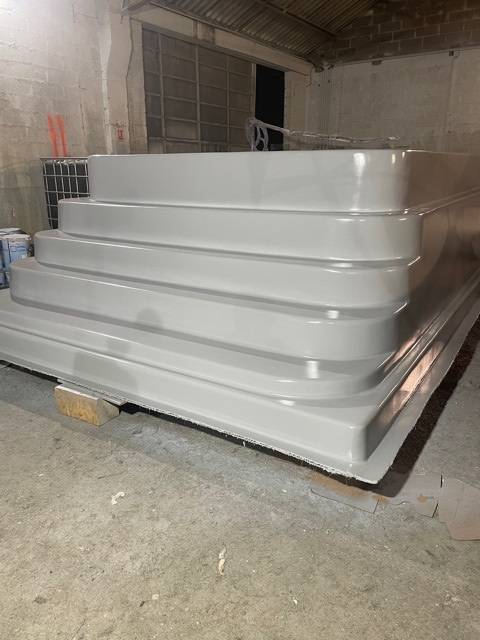 Construction de piscine coque au Revest les Eaux prés de Toulon dans le Var