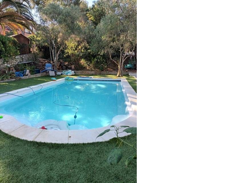 Piscine coque polyester 9m*4m*1m40 à Sanary sur Mer près de Bandol dans le Var