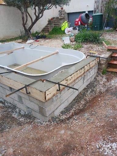Construction de piscine coque à Toulon prés du Revest les Eaux dans le Var
