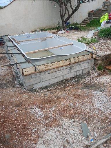 Construction de piscine coque à Toulon prés du Revest les Eaux dans le Var