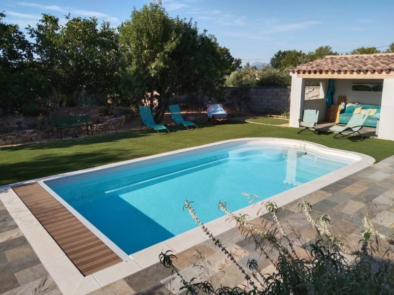Piscine coque polyester CARLA 810 à Pignans près de Gonfaron dans le var
