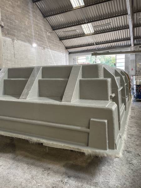 Construction de piscine coque au Revest les Eaux prés de Toulon dans le Var