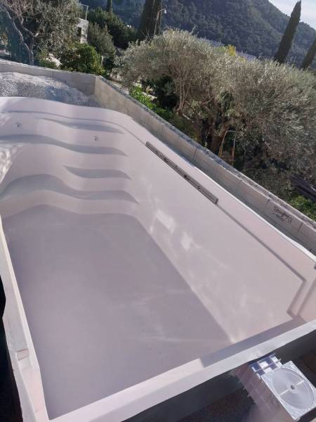 Installation d'une piscine coque à Toulon prés de six Fours les plages dans le var