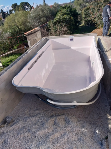 Installation d'une piscine coque à Toulon prés de six Fours les plages dans le var