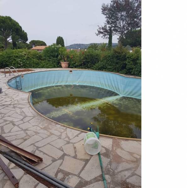 Rénovation d'une piscine de 10*5 avec une coque polyester de 9*4 à Grimaud prés de st Troprez  dans le Var