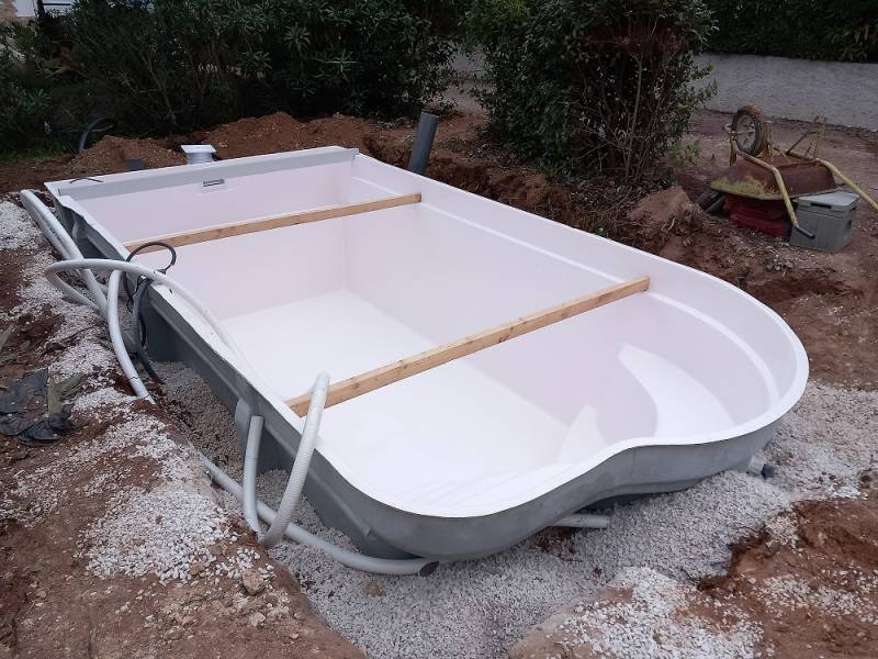 Pose d'une piscine coque avec déviation d'eaux usées  à Saint Cyr sur Mer près de Bandol