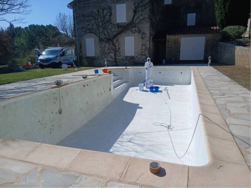 Rénovation d'une coque polyester au Castelet prés du Beausset dans le Var