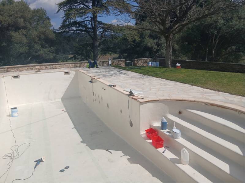 Rénovation d'une coque polyester au Castelet prés du Beausset dans le Var
