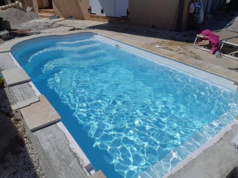 Coque piscine var à Cuers près de la Crau dans le Var