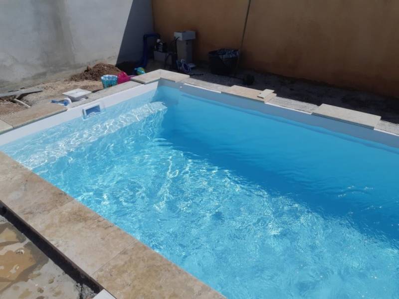 Coque piscine var à Cuers près de la Crau dans le Var