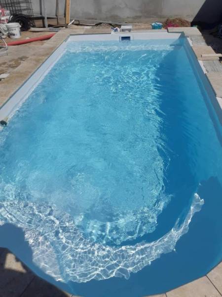 Coque piscine var à Cuers près de la Crau dans le Var