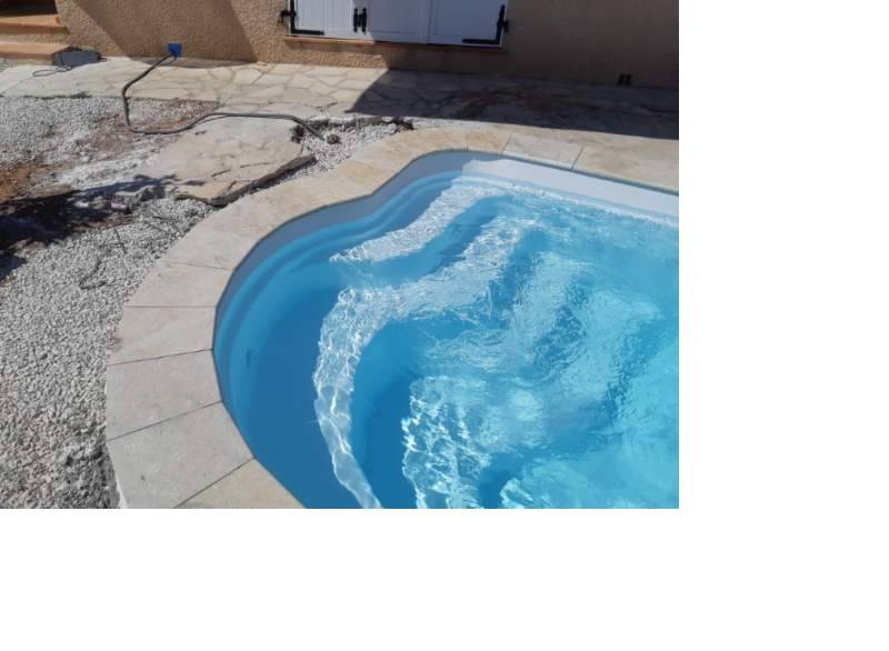 Coque piscine var à Cuers près de la Crau dans le Var