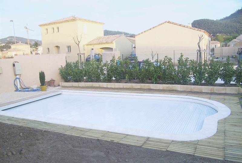 La couverture automatique de votre piscine en coque polyester dans le VarLa couverture automatique de votre piscine en coque polyester dans le Var