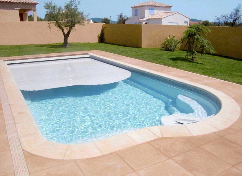 La couverture automatique de votre piscine en coque polyester dans le Var