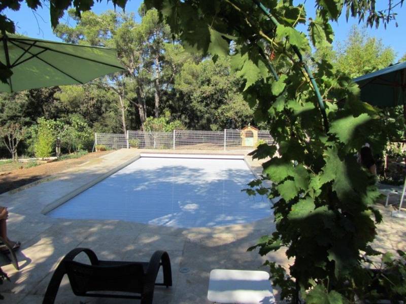 La couverture automatique de votre piscine en coque polyester dans le Var