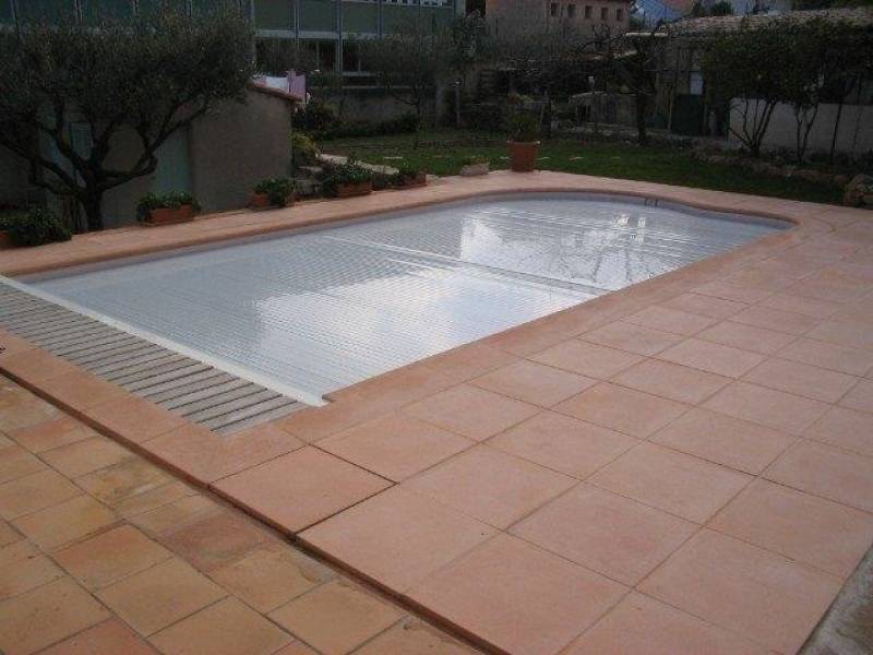 La couverture automatique de votre piscine en coque polyester dans le Var